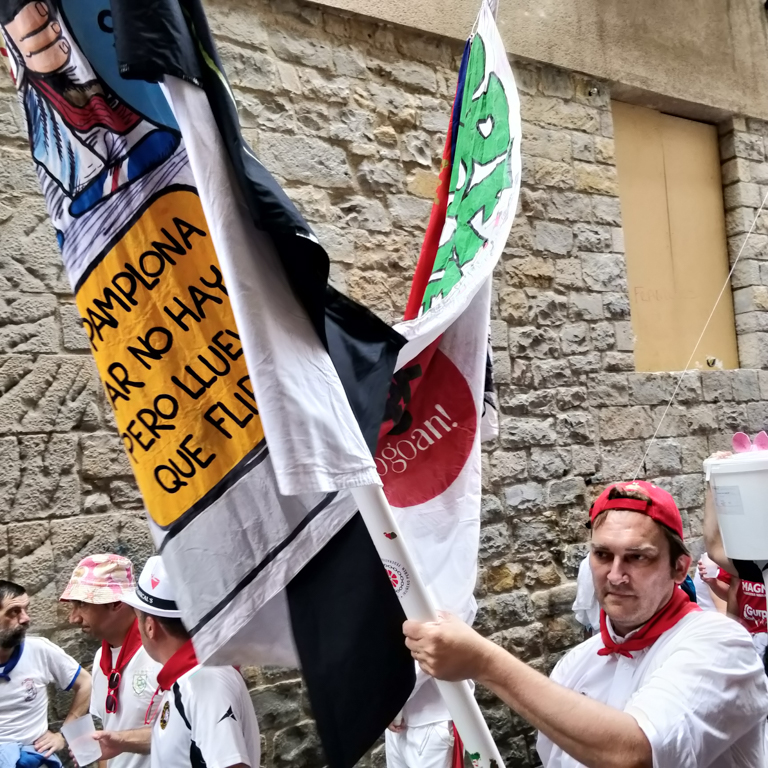 Patxi, from Peña Oberena carrying the peña pancarta on the street Sanfermin 2018